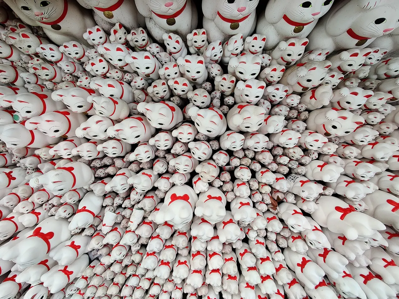 Maneki-neko figures at Gotokuji Temple