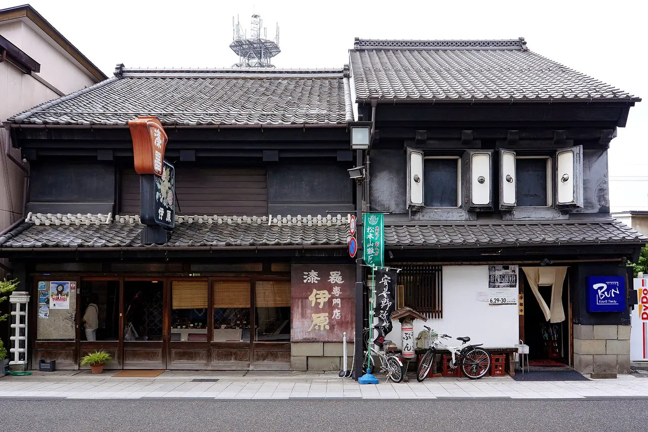 Black-and-white storehouses along Nakamachi Street