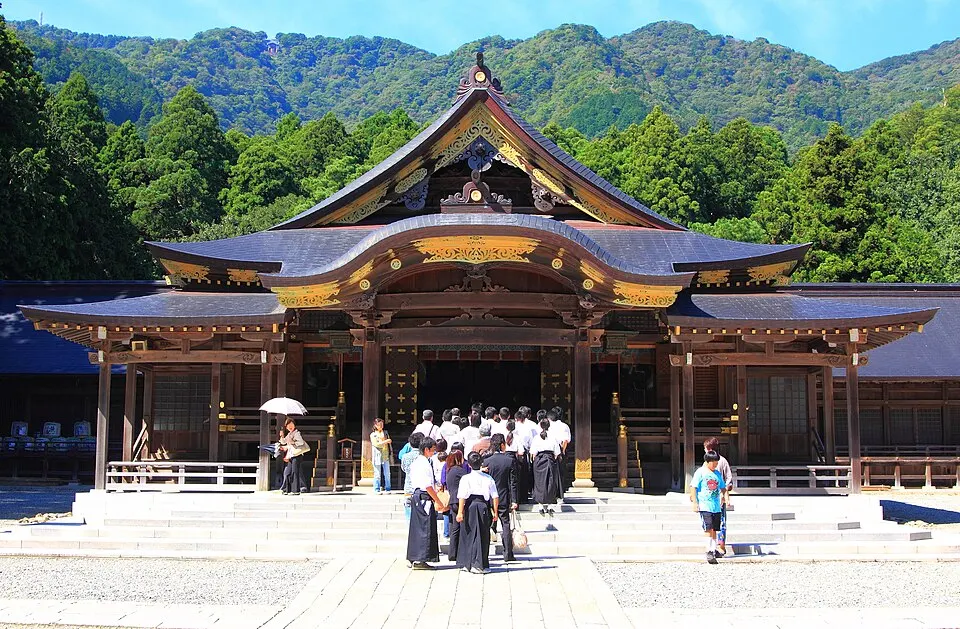 Iyahiko-jinja 1.JPG