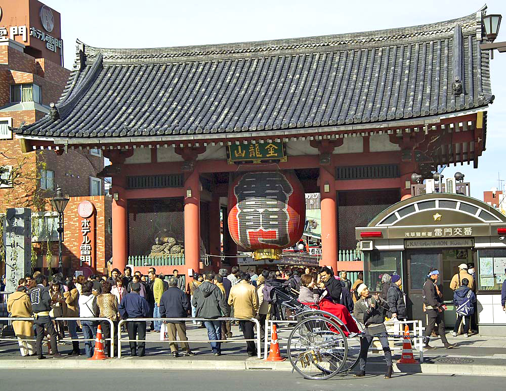 Kaminarimon's giant lantern at Sensoji Temple